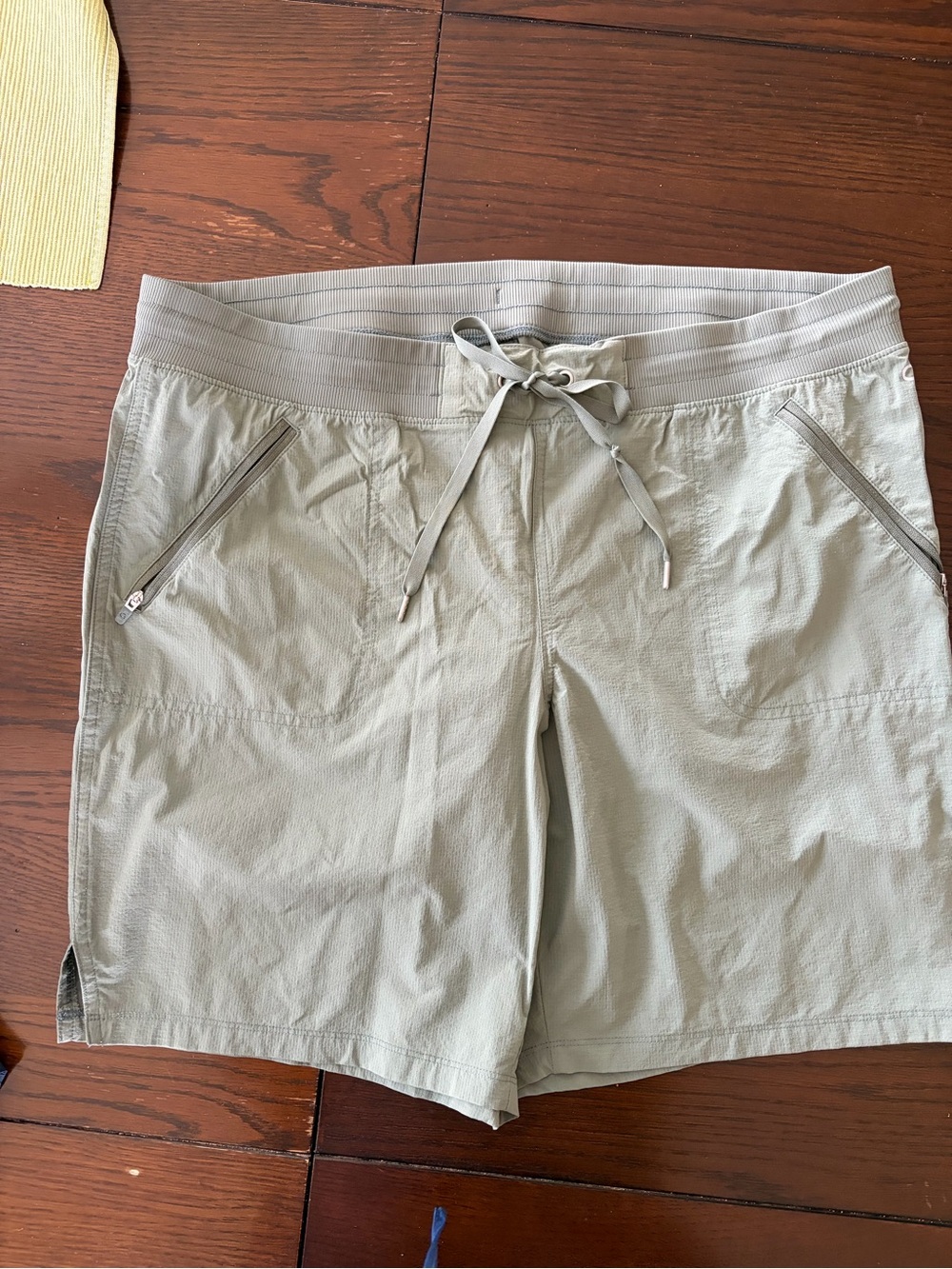 Gap XL nylon active shorts